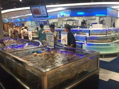 當墨鏡辣妹在盒馬大戰(zhàn)龍蝦精章魚怪 一場荒誕又鮮活的都市寓言